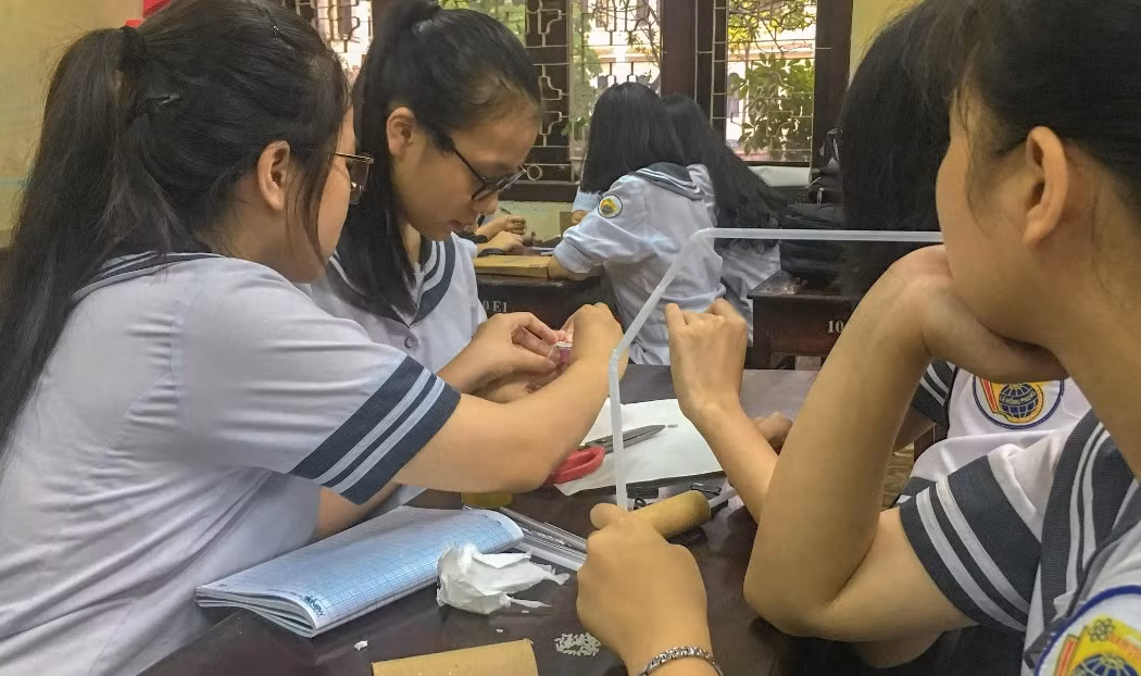 Học sinh tham gia dự án Phát triển giáo dục STEM của cô Hồng Quyên tại Nam Định.