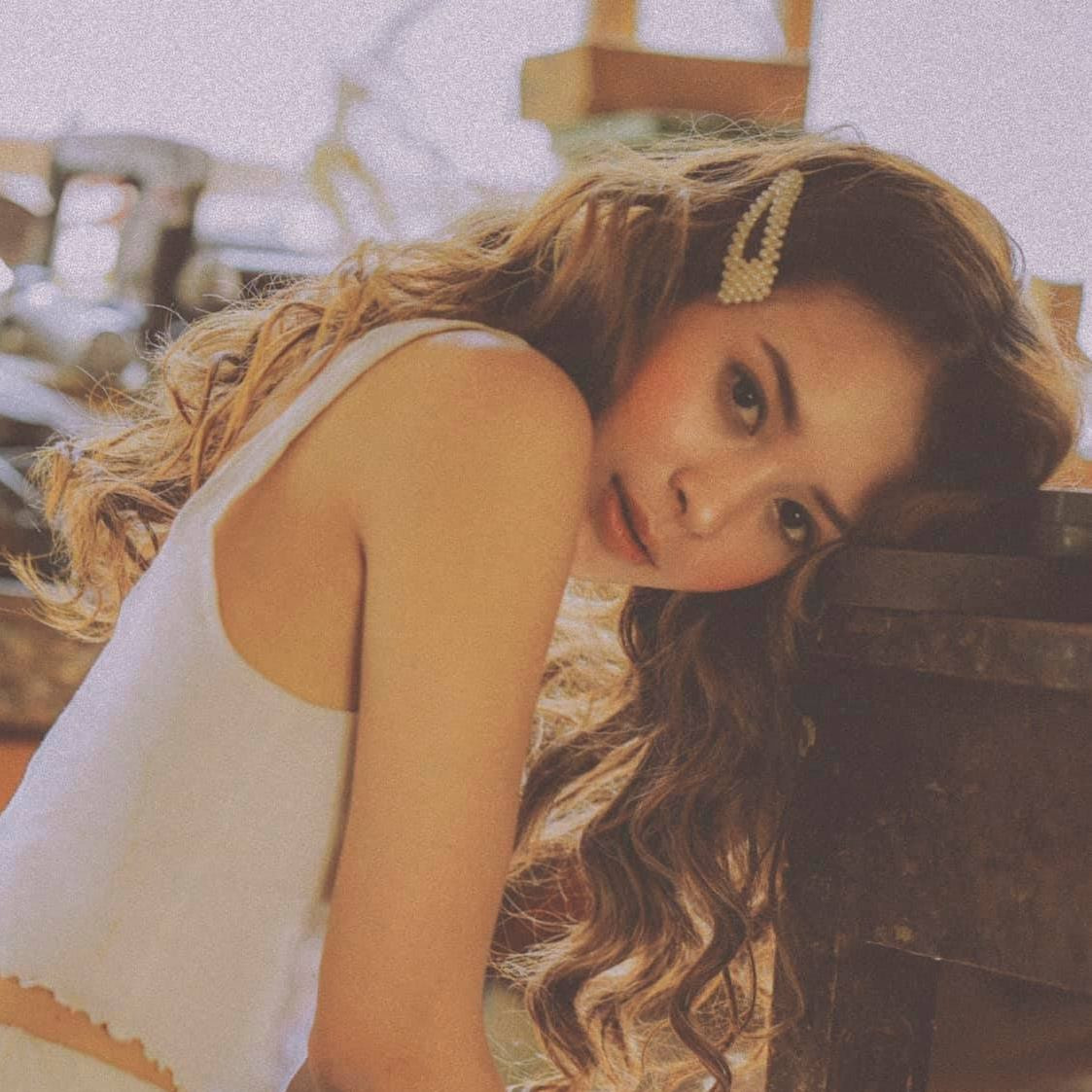 Khánh Uyên đối mặt với khó khăn cuộc sống bằng cách thay đổi góc nhìn của chính mình. Khánh Uyên đối mặt với khó khăn cuộc sống bằng cách thay đổi góc nhìn của chính mình.