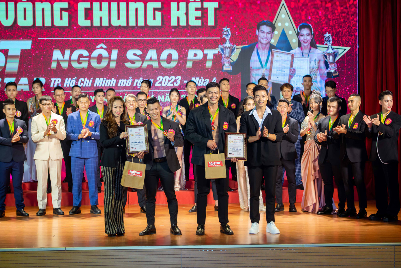 Nam vương Siêu Quốc Gia Châu Á Đạt Kyo lên trao giải. Nam vương Siêu Quốc Gia Châu Á Đạt Kyo lên trao giải.