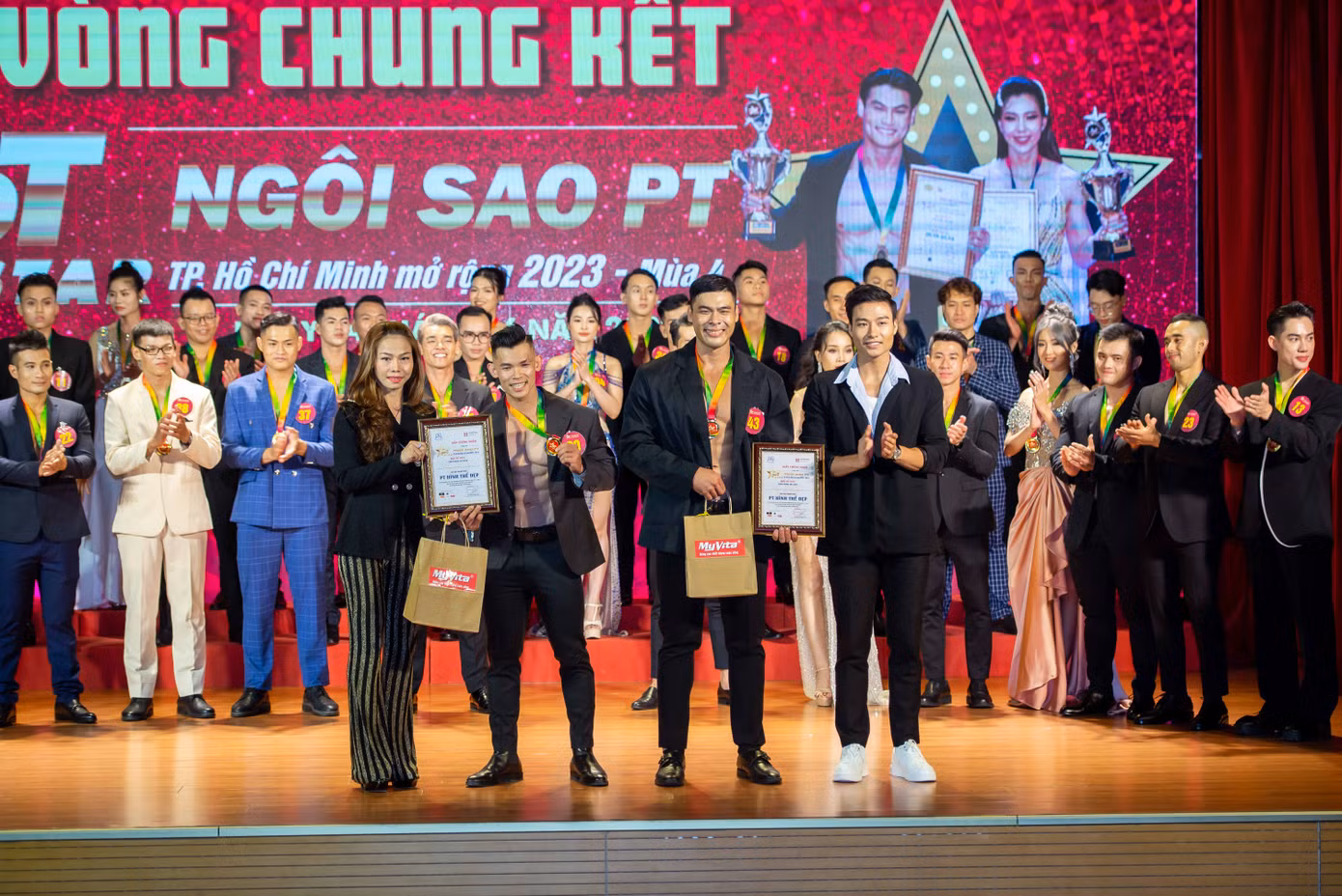Nam vương Siêu Quốc Gia Châu Á Đạt Kyo lên trao giải. Nam vương Siêu Quốc Gia Châu Á Đạt Kyo lên trao giải.