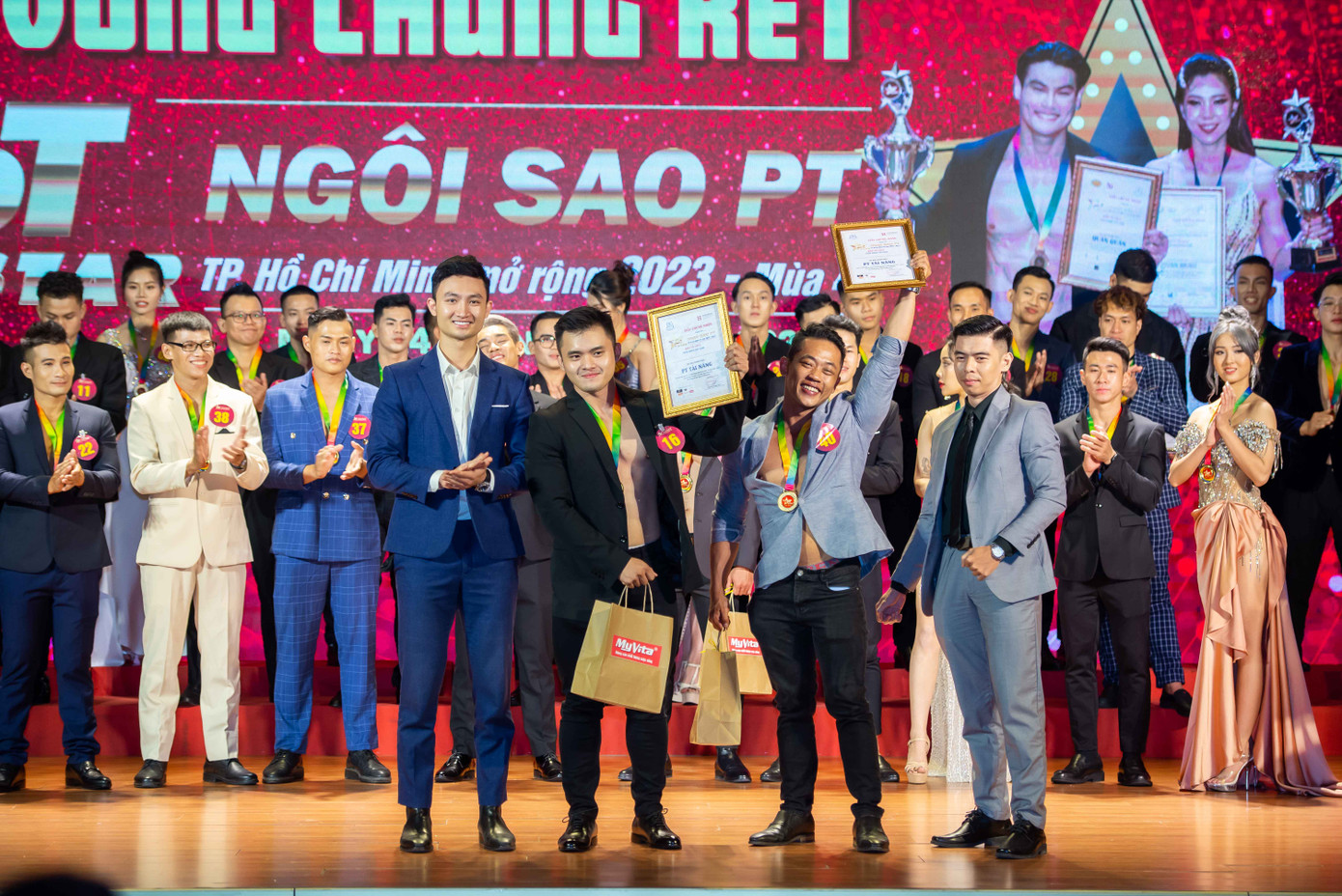 Nam vương Hữu Nghị Việt Nam - Hoàng Việt An lên trao giải. Nam vương Hữu Nghị Việt Nam - Hoàng Việt An lên trao giải.