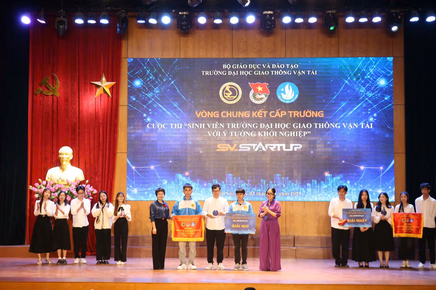Giải Nhì thuộc về đội X-ECO.