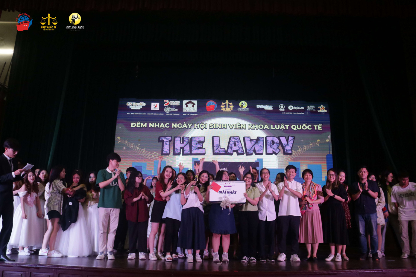 Quán quân Chung cuộc Ngày hội Sinh viên Khoa Luật Quốc tế - Học viện Ngoại giao 2023: “COLAWVARIA” - Đội RUN PASS DEADLINE.