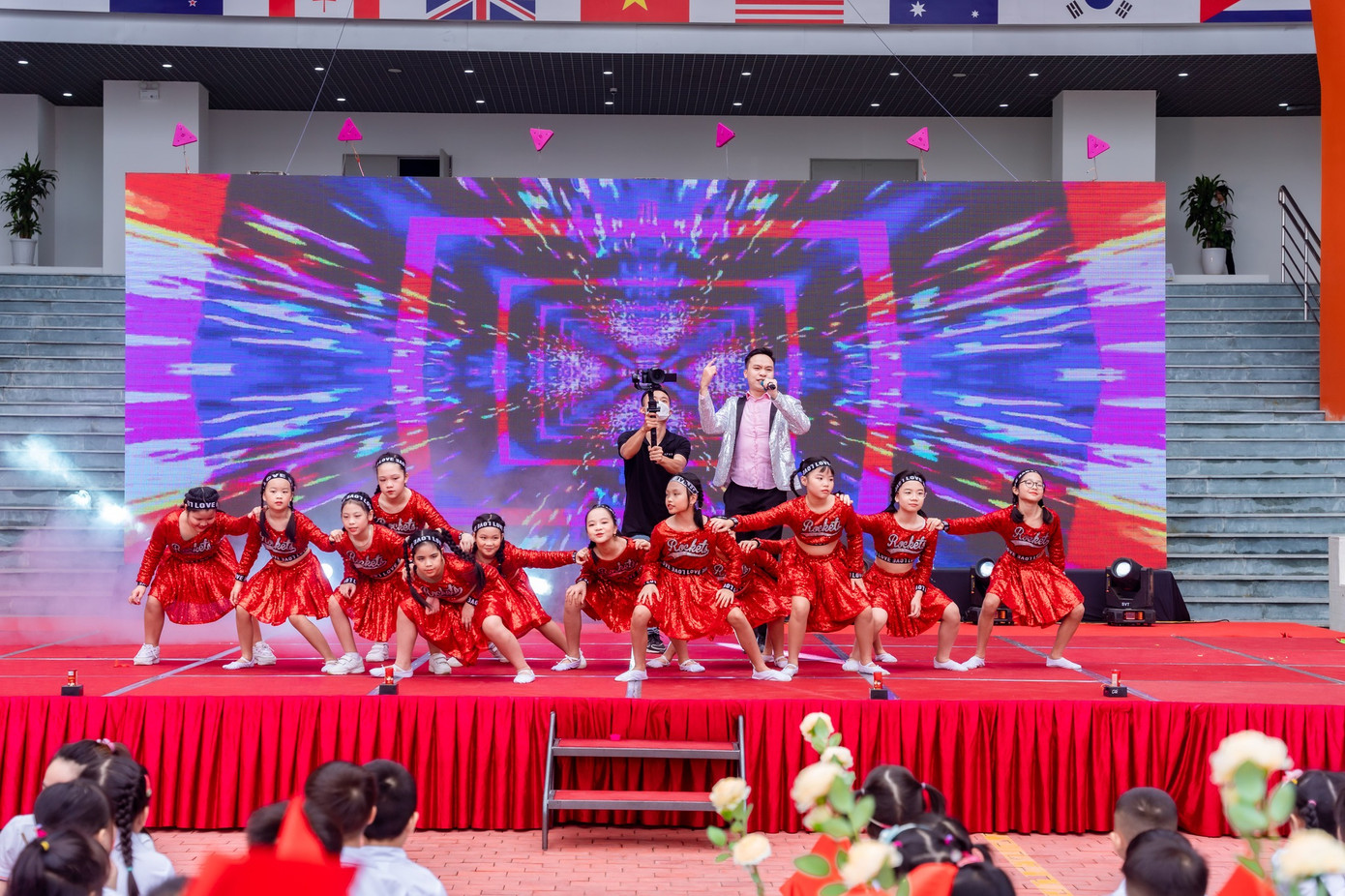 Tiến Thọ biểu diễn bài rap tự sáng tác. Tiến Thọ biểu diễn bài rap tự sáng tác.