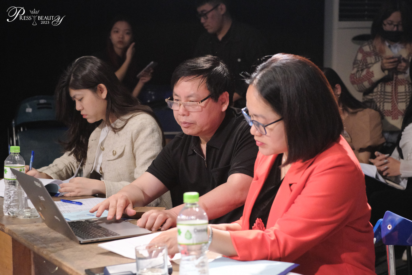 Ban giám khảo (BGK) gồm các giảng viên của Học viện Báo chí và Tuyên truyền đã đưa ra nhiều lời nhận xét, đóng góp có giá trị cho sản phẩm của 10 thí sinh. Ban giám khảo (BGK) gồm các giảng viên của Học viện Báo chí và Tuyên truyền đã đưa ra nhiều lời nhận xét, đóng góp có giá trị cho sản phẩm của 10 thí sinh.