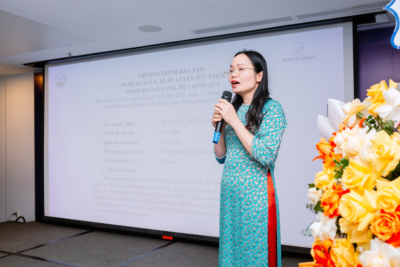 Phó Hiệu trưởng Nguyễn Thị Thanh Nhài phát biểu giới thiệu về chương trình đào tạo.