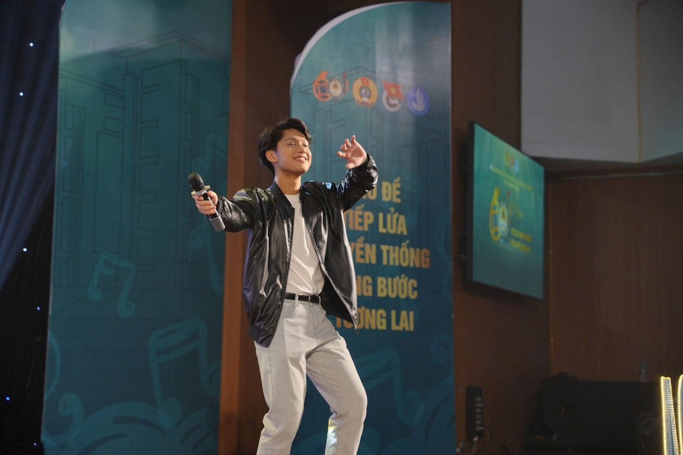 Việt Quân trình diễn tại cuộc thi “AOF - 60 năm truyền thống và tương lai”.