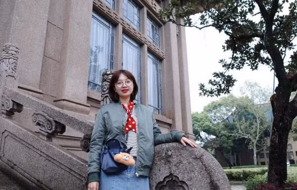 Tiểu Ba La rời bỏ công việc mức lương 1,3 tỷ/năm về quê bán hoa.