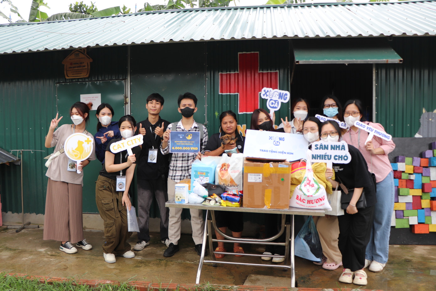 Buổi đến trao quà tại trạm cứu hộ Sân nhà nhiều chó của nhóm sinh viên Học viện Báo chí & Tuyên truyền. Buổi đến trao quà tại trạm cứu hộ Sân nhà nhiều chó của nhóm sinh viên Học viện Báo chí & Tuyên truyền.