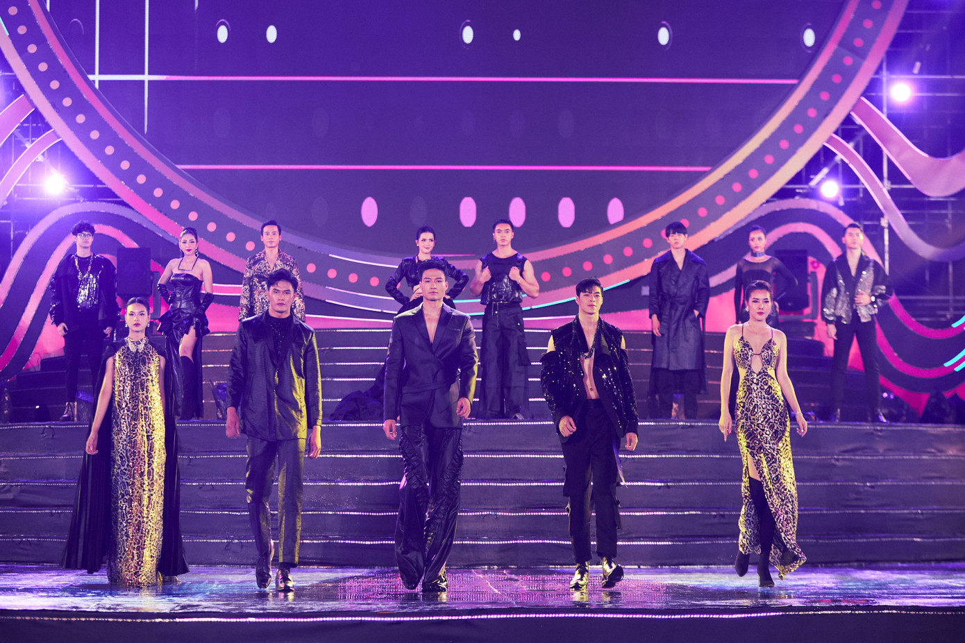 Siêu mẫu nhà Fitness đã có những màn trình diễn thời trang vô cùng đặc sắc khuấy động sân khấu Festival Biển Nha Trang 2023.