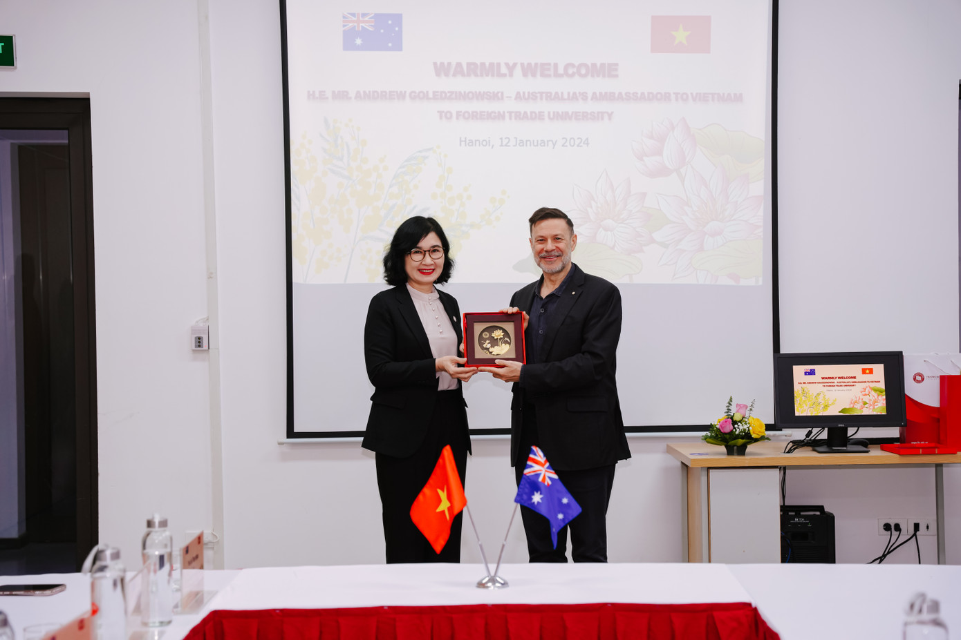 PGS, TS Lê Thị Thu Thủy - Chủ tịch Hội đồng Trường, Trường Đại học Ngoại thương trao tặng quà kỷ niệm của Nhà trường tới Ngài đại sứ Australia tại Việt Nam Andrew Goledzinowski. PGS, TS Lê Thị Thu Thủy - Chủ tịch Hội đồng Trường, Trường Đại học Ngoại thương trao tặng quà kỷ niệm của Nhà trường tới Ngài đại sứ Australia tại Việt Nam Andrew Goledzinowski.