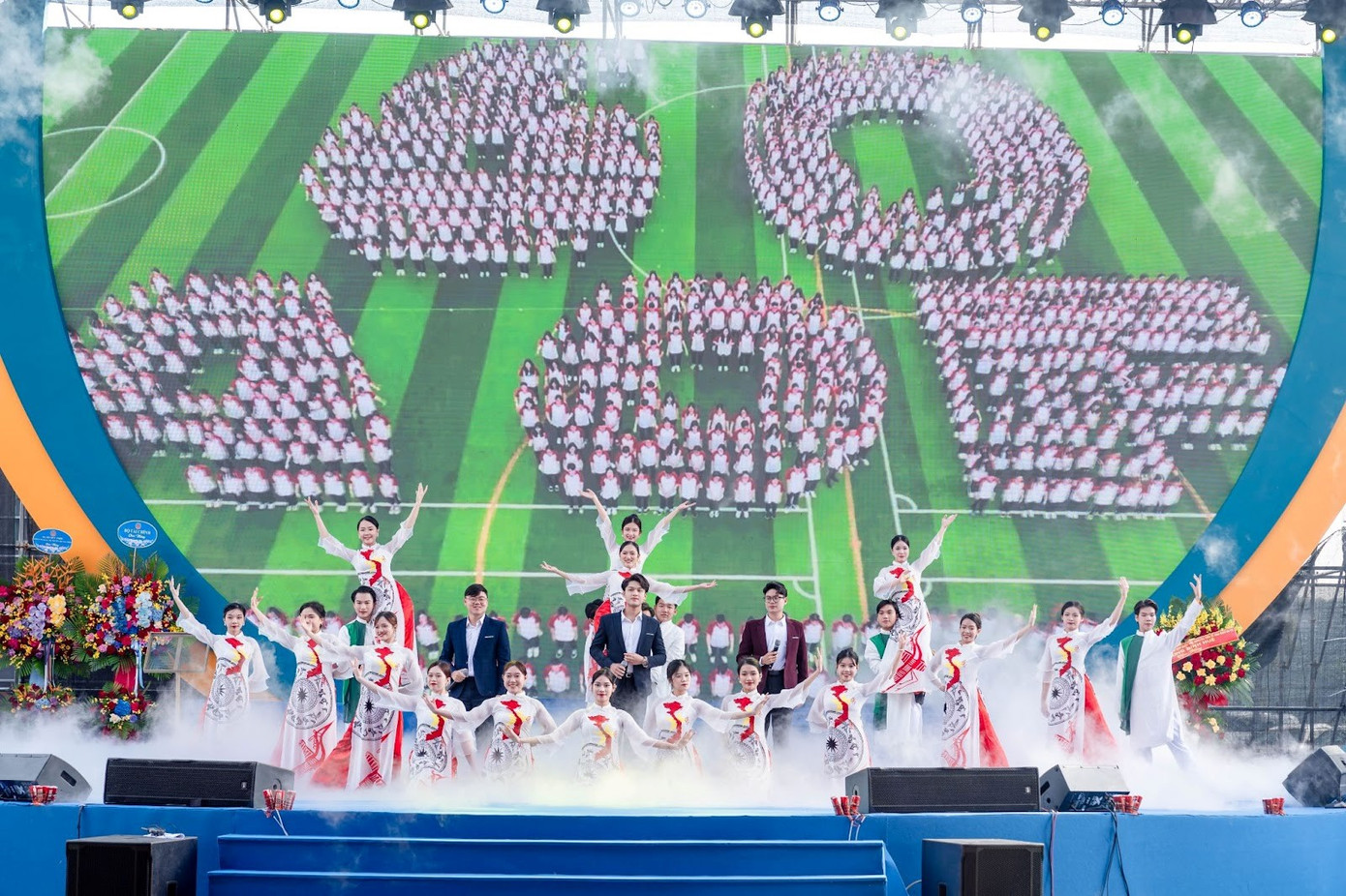 Việt Quân tham gia biểu diễn tại Lễ Kỷ niệm 60 năm Xây dựng và phát triển Học viện Tài chính.