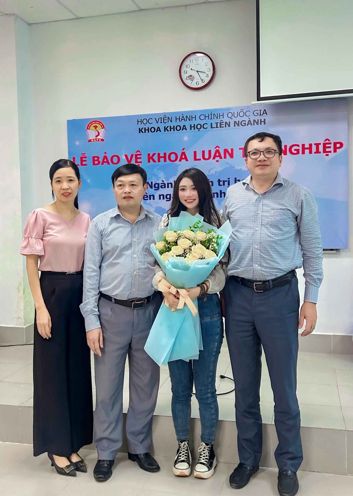 Lễ bảo vệ khoá luận tốt nghiệp tại Học viện Hành chính Quốc gia được diễn ra vào thời điểm Trà My vừa đi kiến tập ngành 2 song song với nghiên cứu và bảo vệ khoá luận tốt nghiệp chuyên ngành 1 thành công với số điểm 9,5/10. Lễ bảo vệ khoá luận tốt nghiệp tại Học viện Hành chính Quốc gia được diễn ra vào thời điểm Trà My vừa đi kiến tập ngành 2 song song với nghiên cứu và bảo vệ khoá luận tốt nghiệp chuyên ngành 1 thành công với số điểm 9,5/10.