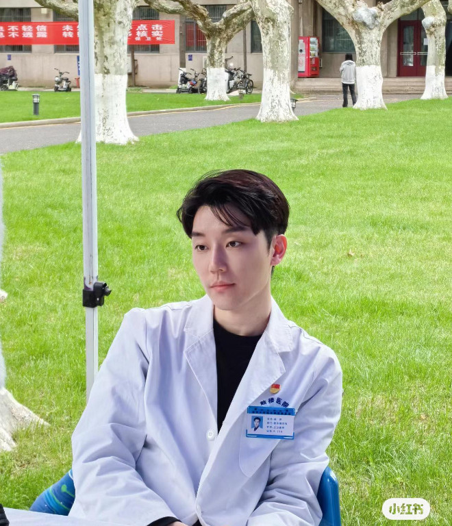 17 tuổi, đỗ Học viện Y Trung Sơn thuộc Đại học Trung Sơn (Trung Quốc), 8 năm sau, Từ Diệp trở thành bác sĩ. Ảnh: Xiaohongshu