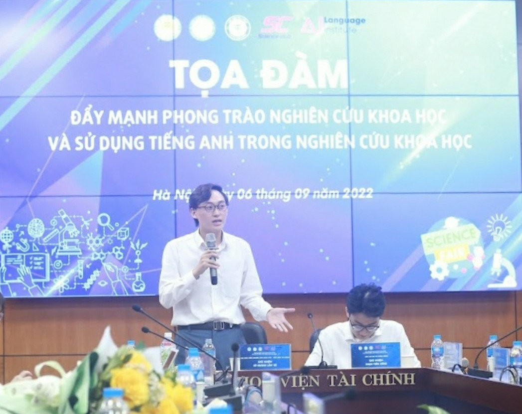 Lâm Vũ trong một buổi thay mặt CLB Sinh viên NCKH cùng CLB Tài chính Công chủ trì tọa đàm Đẩy mạnh phong trào NCKH và sử dụng tiếng Anh trong NCKH.