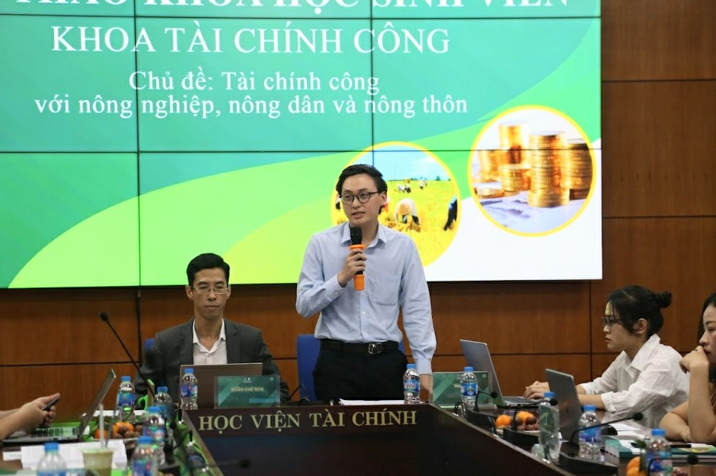 Lâm Vũ trong buổi chủ trì Hội thảo khoa học Sinh viên 2023 của Khoa Tài chính Công.