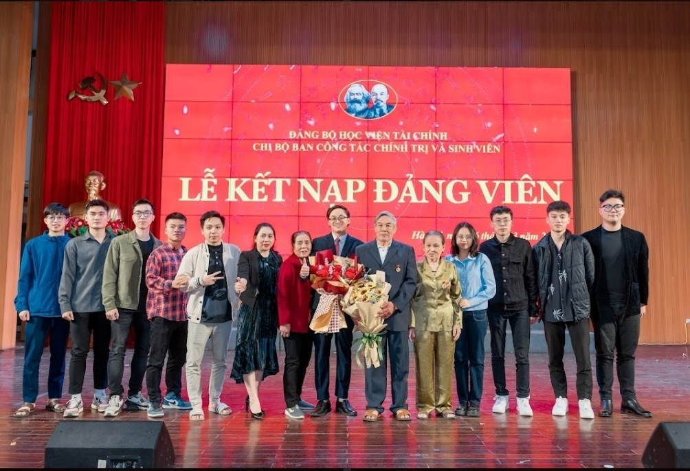 Lâm Vũ chụp ảnh cùng gia đình và bạn bè trong Lễ kết nạp Đảng viên.