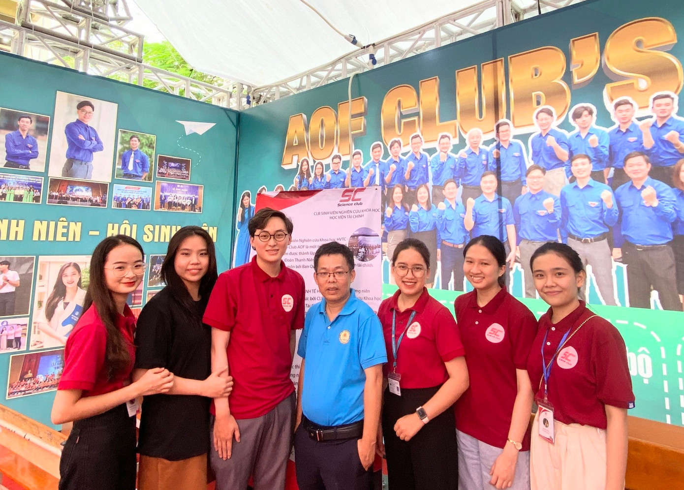 Lâm Vũ chụp cùng thầy giáo cố vấn chuyên môn của CLB và 1 số Thành viên Ban Chủ nhiệm CLB Sinh viên NCKH.