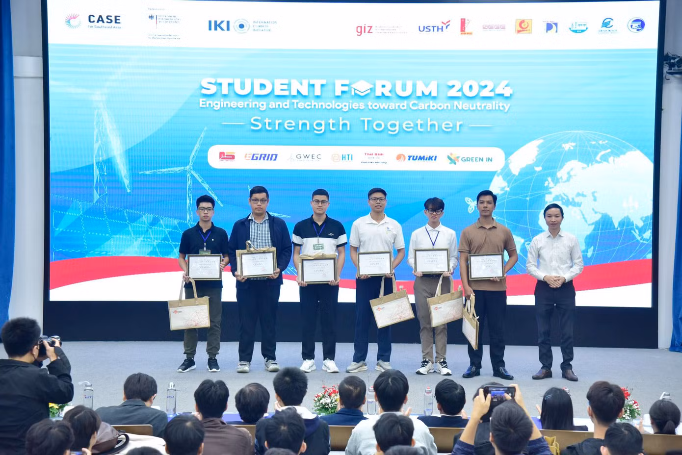 Đại diện các nhóm nghiên cứu đạt giải Ba lên nhận giải. Đại diện các nhóm nghiên cứu đạt giải Ba lên nhận giải.