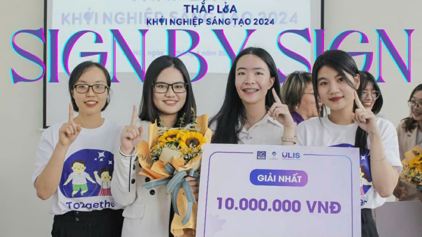 Thanh Thảo (đứng ngoài cùng bên phải) đạt giải Nhất cuộc thi "Thắp lửa Khởi nghiệp sáng tạo" 2024 cấp Trường Đại học Ngoại ngữ - ĐHQGHN với đề tài “Sign By Sign - Học Ngôn ngữ ký hiệu cùng SBS”.