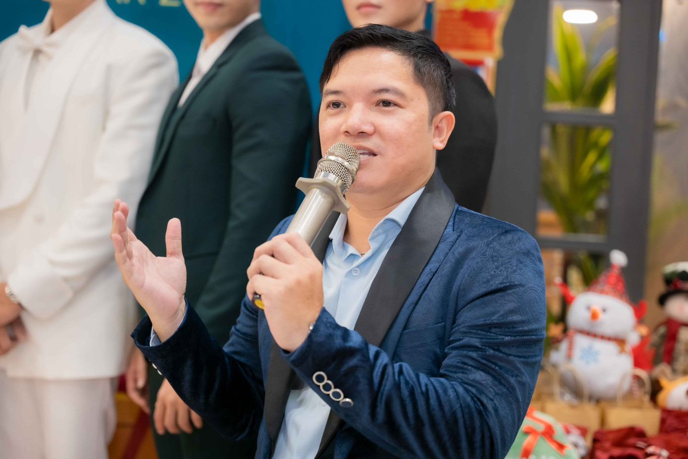 Chủ tịch cuộc thi Duy Quách. Chủ tịch cuộc thi Duy Quách.