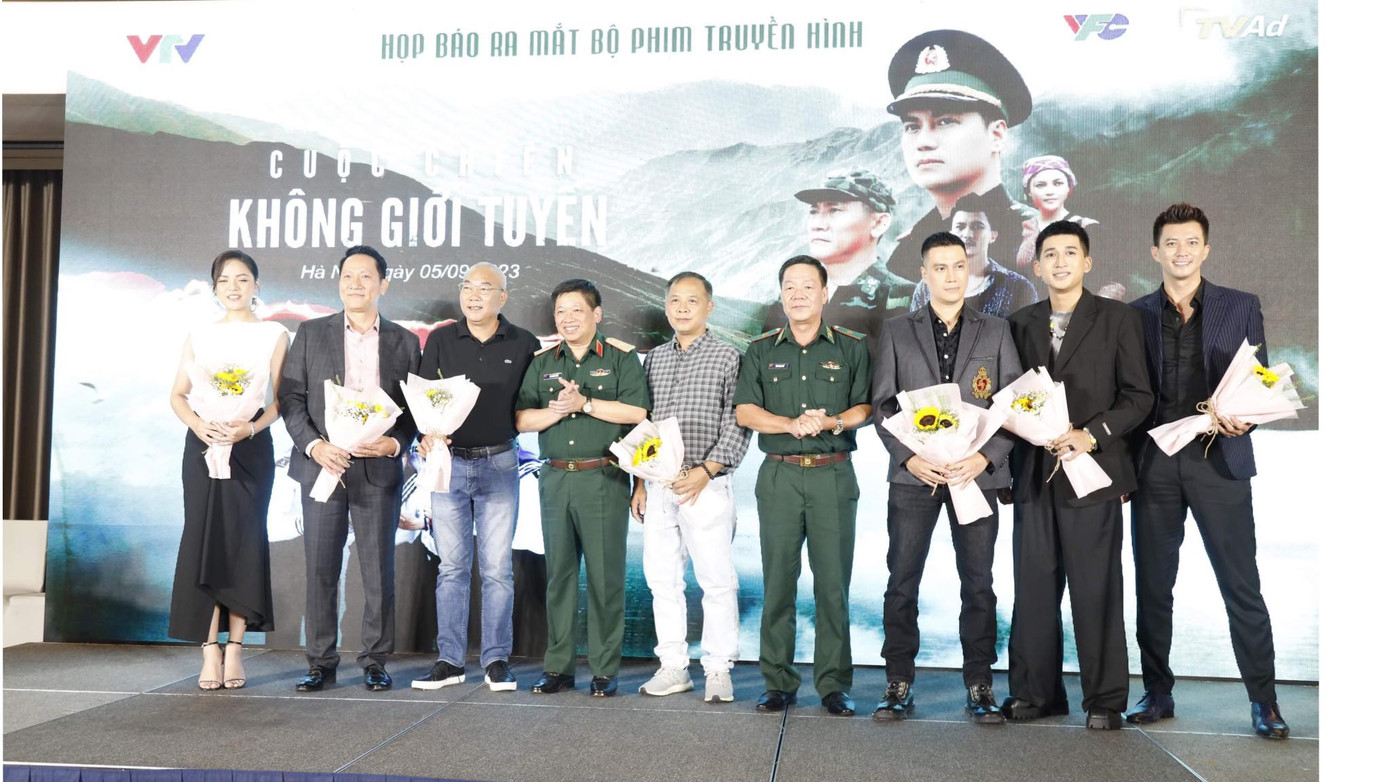 Các nghệ sĩ nhận hoa chúc mừng tại buổi họp báo chiều 5/9/2023. Các nghệ sĩ nhận hoa chúc mừng tại buổi họp báo chiều 5/9/2023.