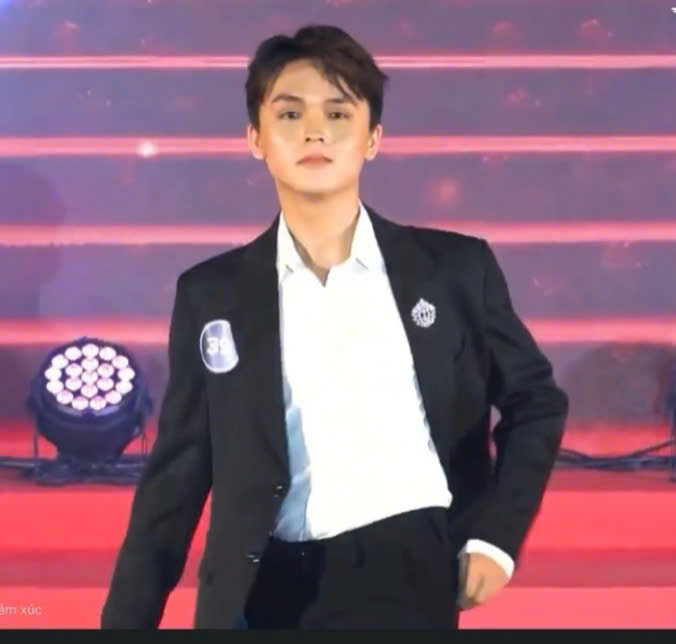 Quang Khải từng đạt Top 8 Mister HIU 2024 - cuộc thi đại diện cho vẻ đẹp và tri thức của sinh viên HIU.