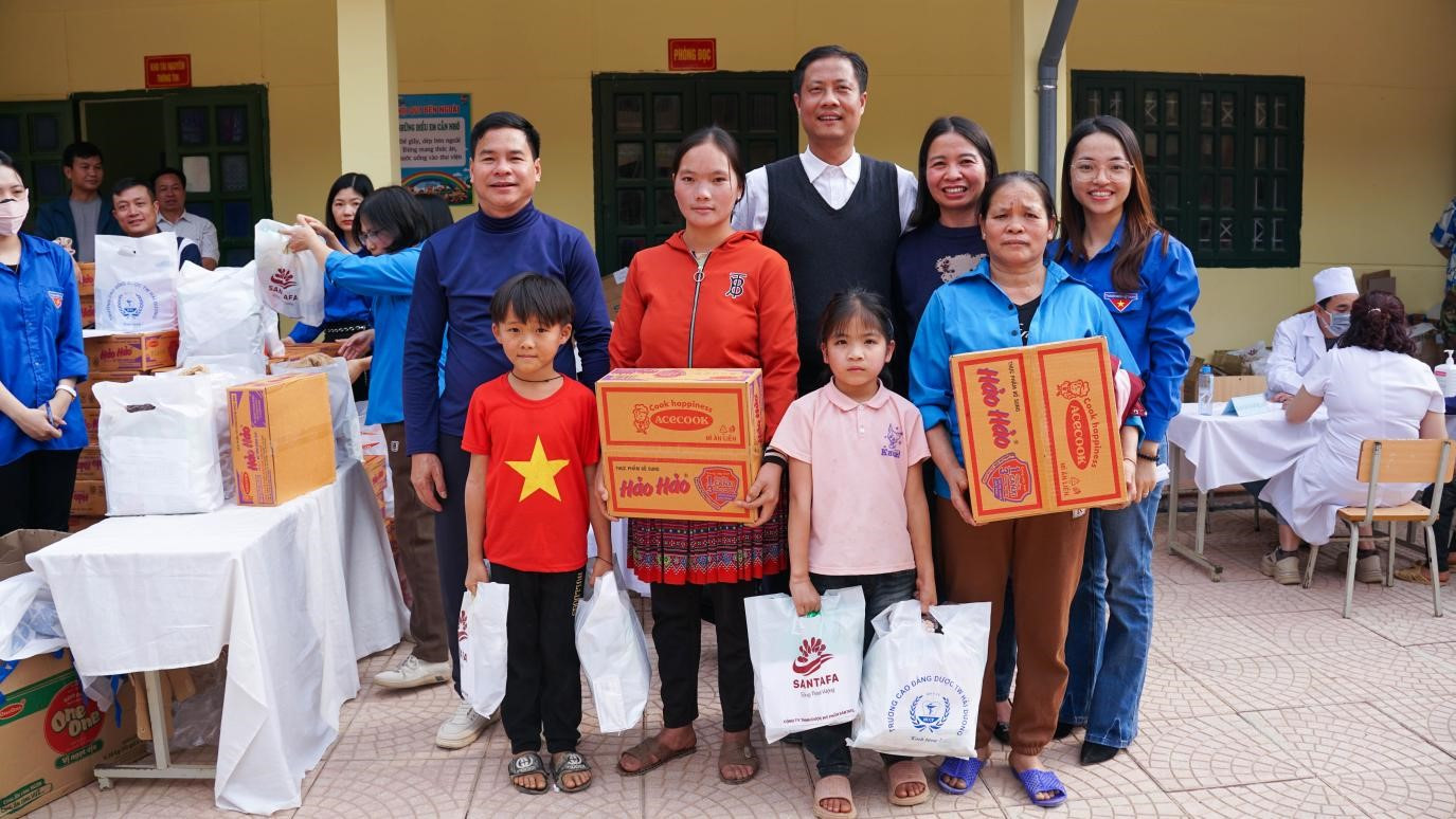 Các em học sinh xã Tường Phong thích thú với những món quà. Các em học sinh xã Tường Phong thích thú với những món quà.