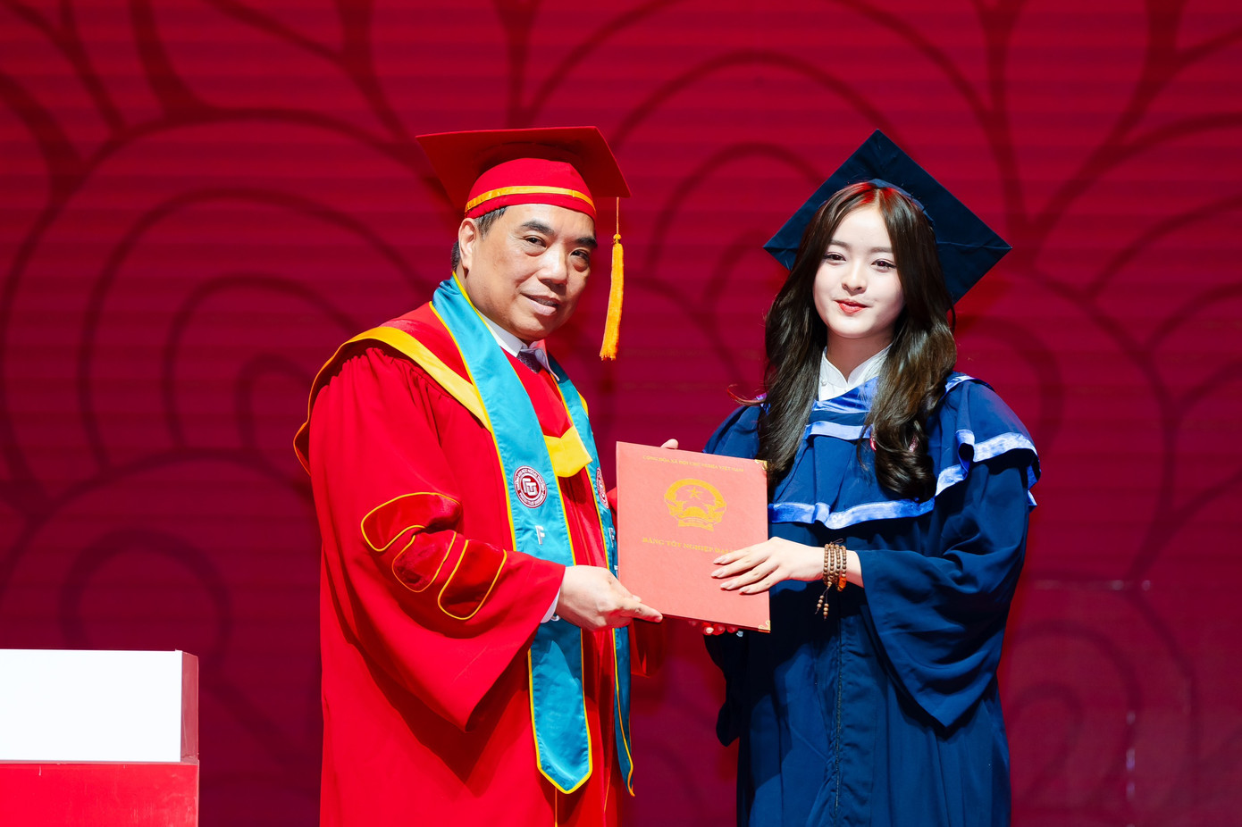 Bích Huệ nhận bằng tốt nghiệp xuất sắc từ Hiệu trưởng trường Đại học Ngoại thương.