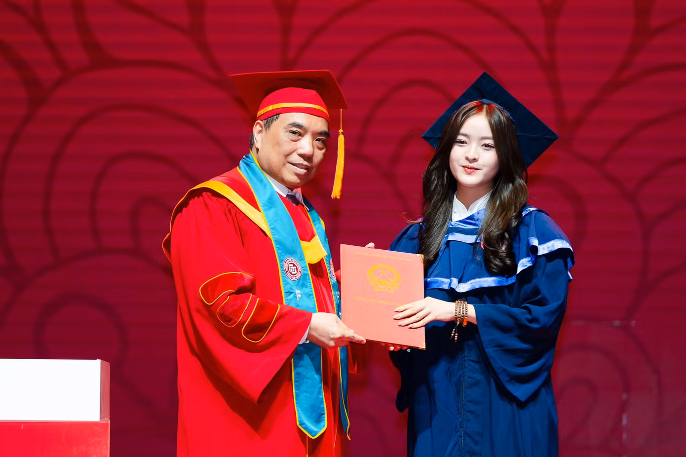 Bích Huệ nhận bằng tốt nghiệp xuất sắc từ Hiệu trưởng trường Đại học Ngoại thương.