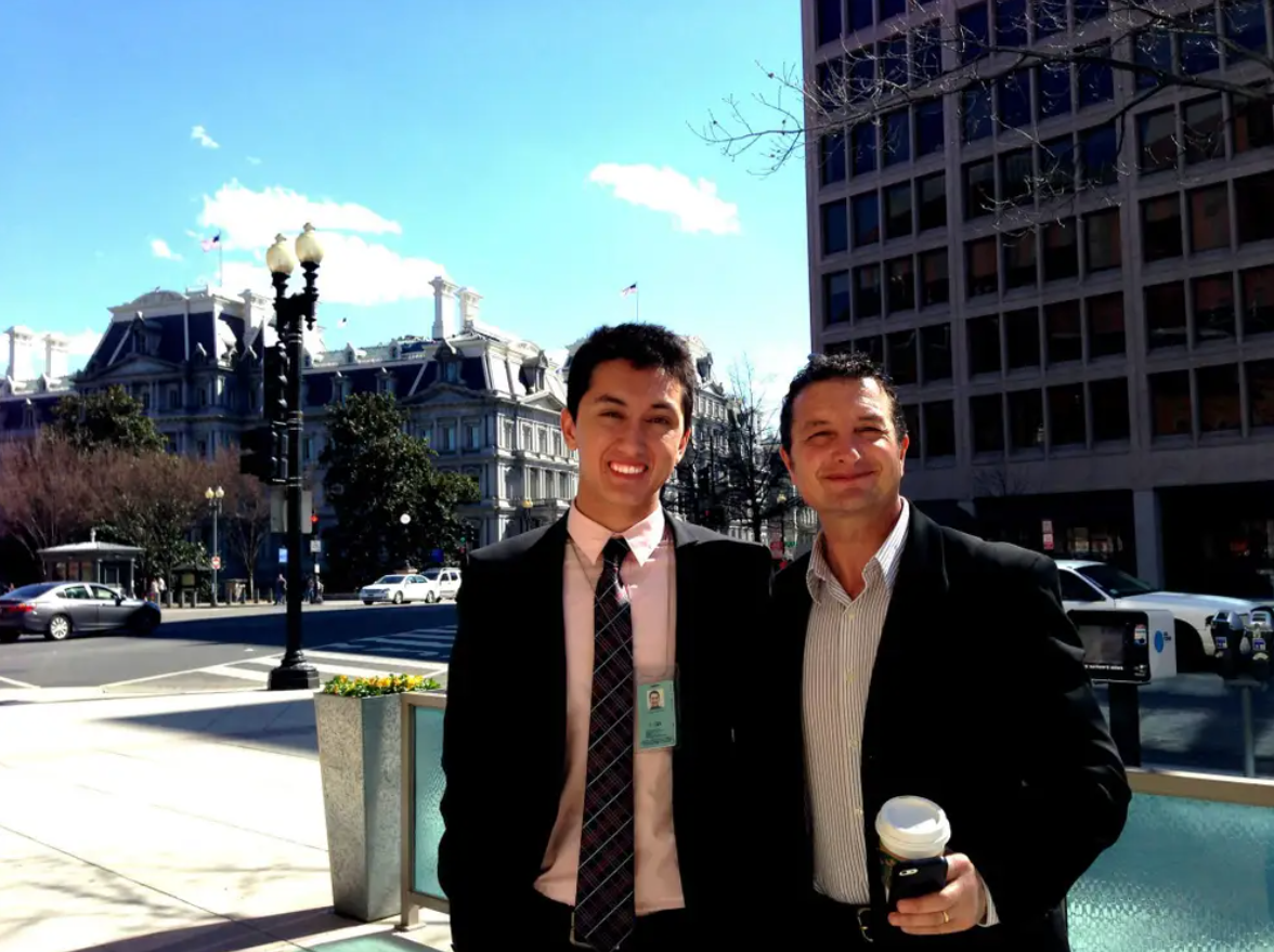 Sarafian cùng bố trên đường ngay bên ngoài khuôn viên Nhà Trắng. Sarafian cùng bố trên đường ngay bên ngoài khuôn viên Nhà Trắng.