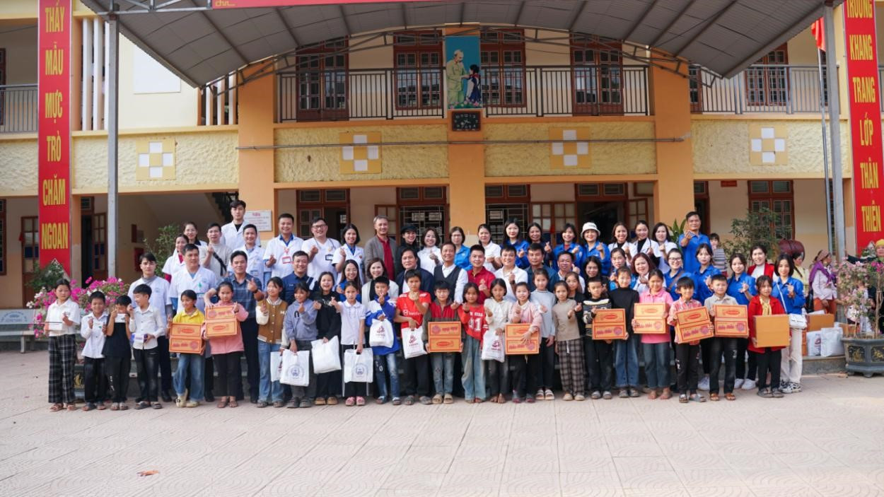 Đoàn tình nguyện chụp ảnh cùng các em học sinh tiểu học tại địa phương. Đoàn tình nguyện chụp ảnh cùng các em học sinh tiểu học tại địa phương.