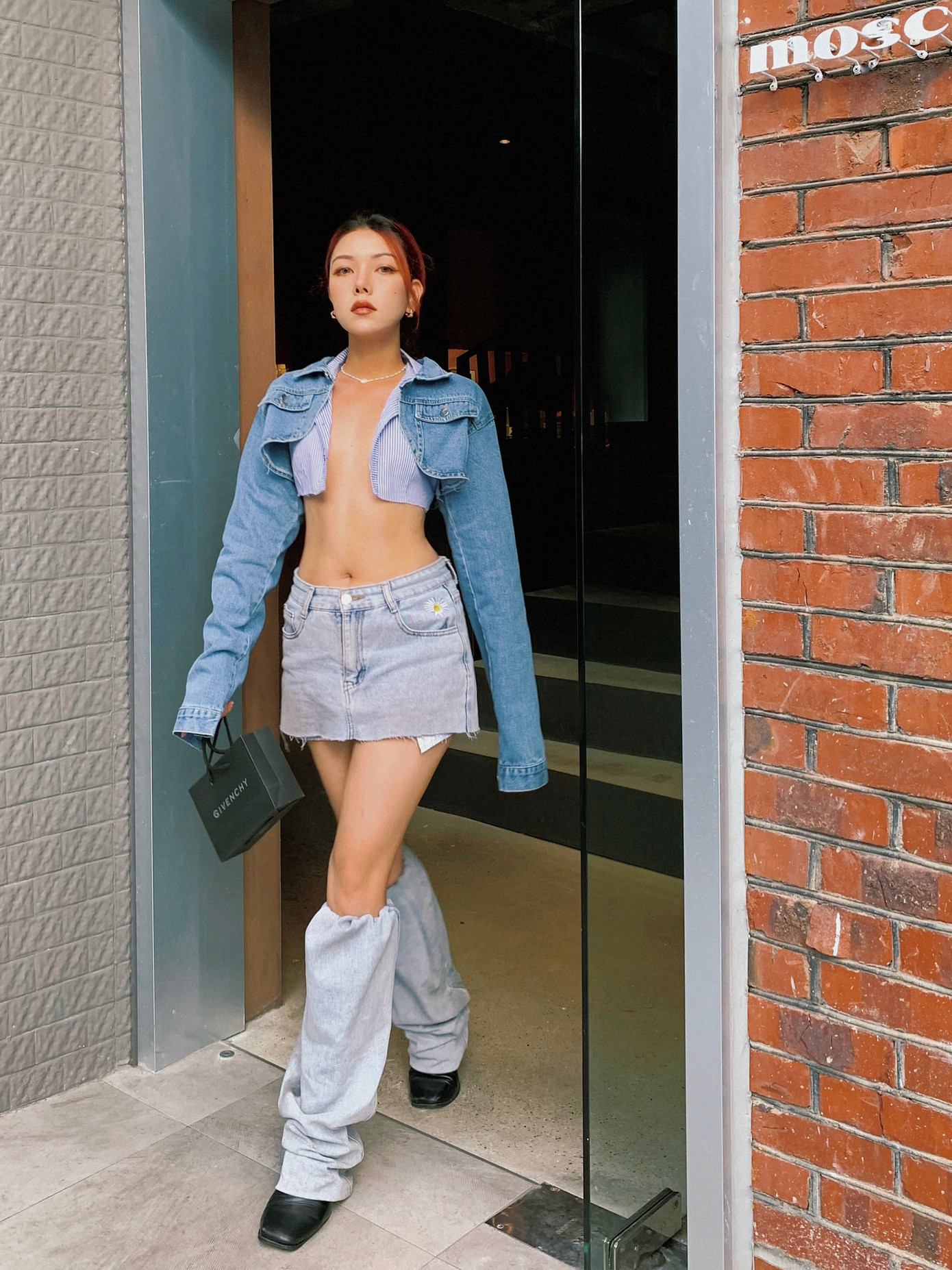 Trang phục được Tiên cắt từ chiếc quần jeans ống rộng thành một chiếc váy ngắn và một đôi tất ống chân, áo sơmi bên trong cũng được cắt ra từ một chiếc đầm cũ.