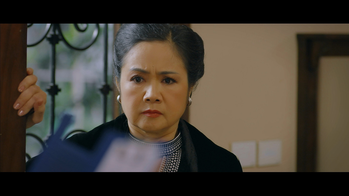 NSND Thu Hà trong vai bà Hạ Lan – Mẹ của Ngân Hà.