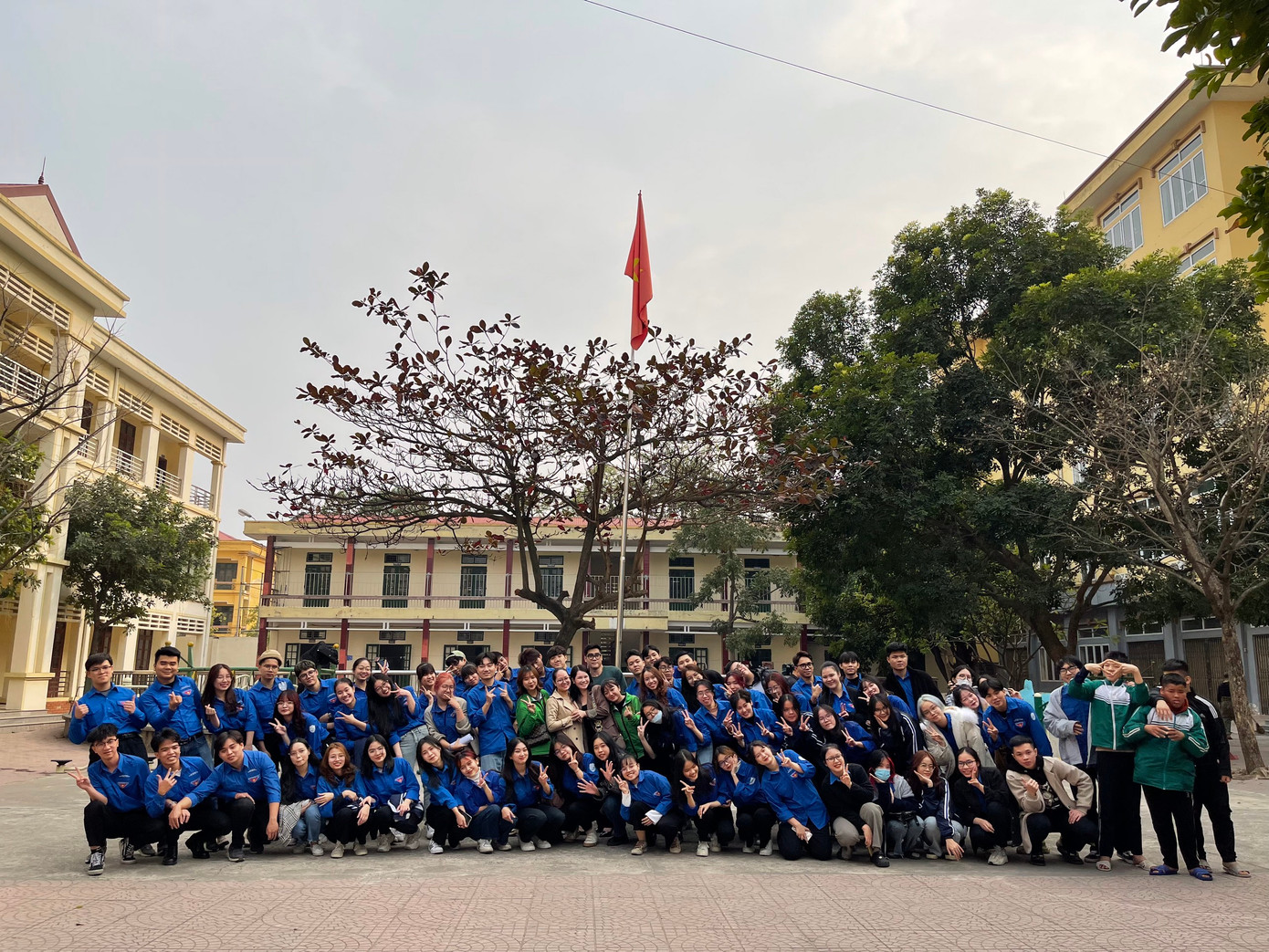 Thế hệ của CLB tình nguyện trước luôn biết cách truyền đạt cho thế hệ sau những kiến thức và hành động cần có. Thế hệ của CLB tình nguyện trước luôn biết cách truyền đạt cho thế hệ sau những kiến thức và hành động cần có.