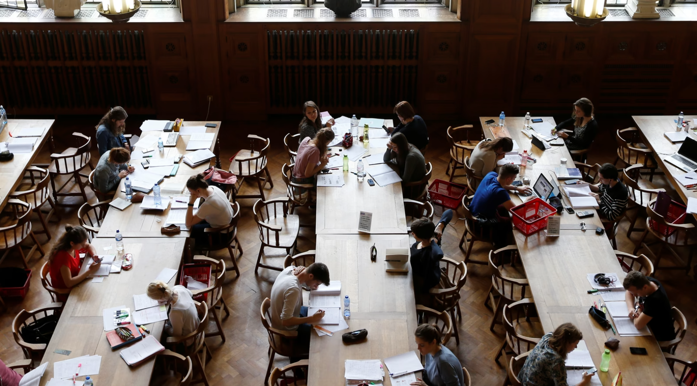 Theo đuổi mục tiêu học thuật xuất sắc, văn hóa cầu toàn và khoảng cách xã hội được cho là những nguyên nhân gây áp lực cực độ tại Harvard. Theo đuổi mục tiêu học thuật xuất sắc, văn hóa cầu toàn và khoảng cách xã hội được cho là những nguyên nhân gây áp lực cực độ tại Harvard.