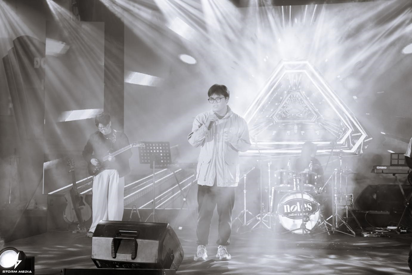 Tiết mục giao lưu “Vùng đất linh hồn” đến từ các bạn CLB Guitar Trường Đại học Y Dược Hải Phòng. Tiết mục giao lưu “Vùng đất linh hồn” đến từ các bạn CLB Guitar Trường Đại học Y Dược Hải Phòng.