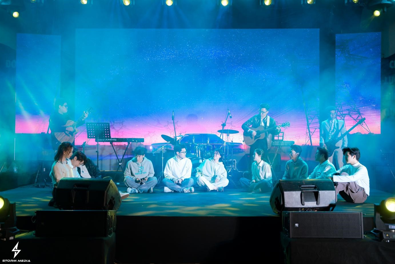 Tái hiện khung cảnh sinh hoạt 15 năm trước của CLB tại sân khấu nghệ thuật “Dreamia - Vùng đất của những kẻ mộng mơ”. Tái hiện khung cảnh sinh hoạt 15 năm trước của CLB tại sân khấu nghệ thuật “Dreamia - Vùng đất của những kẻ mộng mơ”.