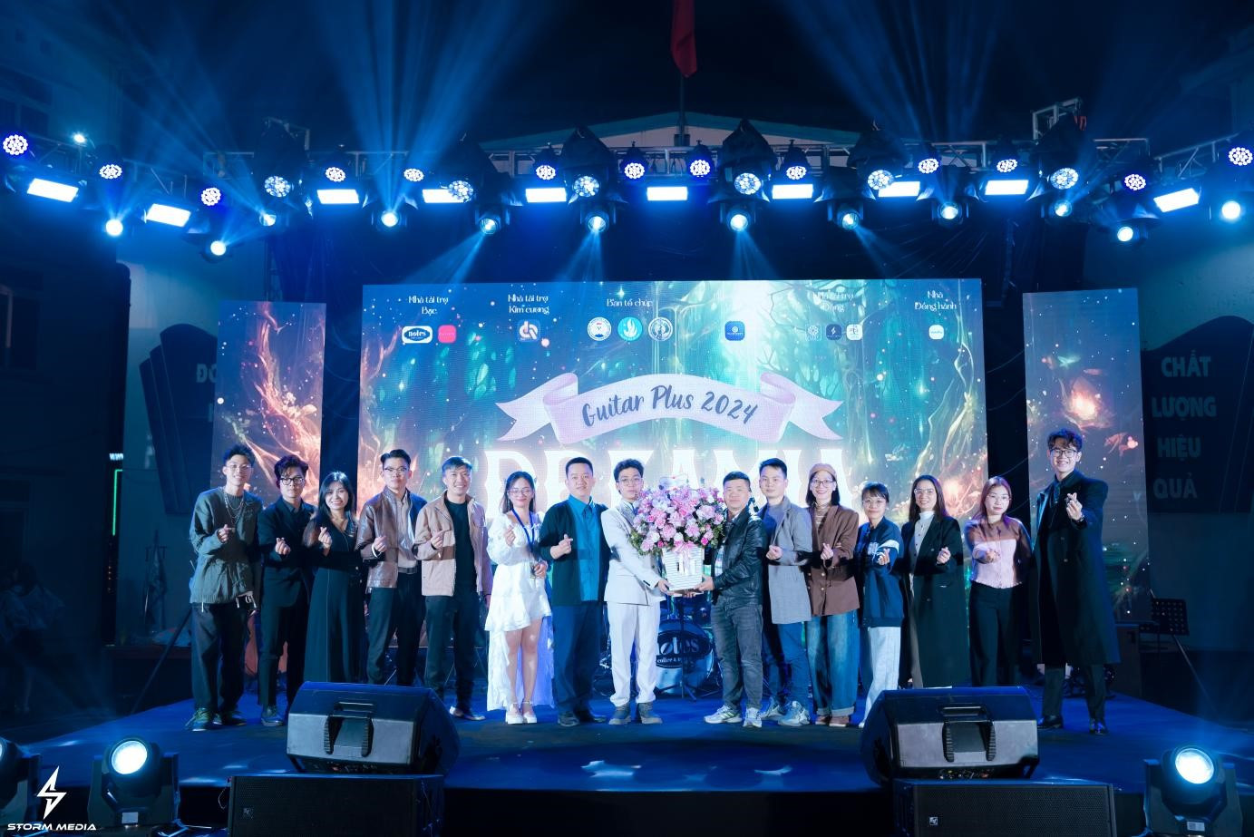 Anh Tuấn và anh chị nguyên là thành viên thế hệ các khoá đại diện tặng hoa Câu lạc bộ Guitar Y Dược nhân dịp kỷ niệm 15 năm thành lập CLB. Anh Tuấn và anh chị nguyên là thành viên thế hệ các khoá đại diện tặng hoa Câu lạc bộ Guitar Y Dược nhân dịp kỷ niệm 15 năm thành lập CLB.