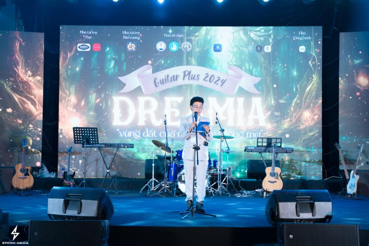 Chủ nhiệm Nguyễn Nhật Khoa phát biểu khai mạc chương trình Guitar Plus 2024: Dreamia - Vùng đất của những kẻ mộng mơ. Chủ nhiệm Nguyễn Nhật Khoa phát biểu khai mạc chương trình Guitar Plus 2024: Dreamia - Vùng đất của những kẻ mộng mơ.