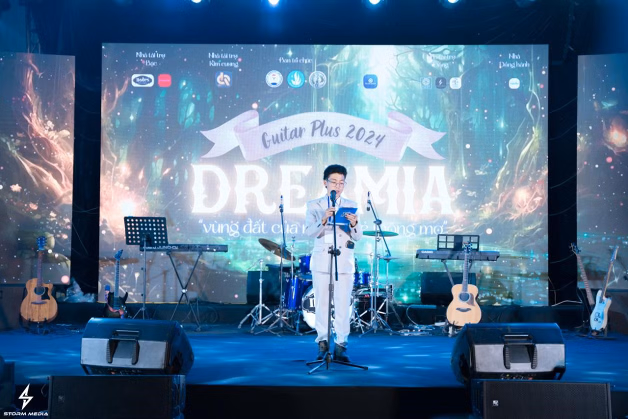 Chủ nhiệm Nguyễn Nhật Khoa phát biểu khai mạc chương trình Guitar Plus 2024: Dreamia - Vùng đất của những kẻ mộng mơ.