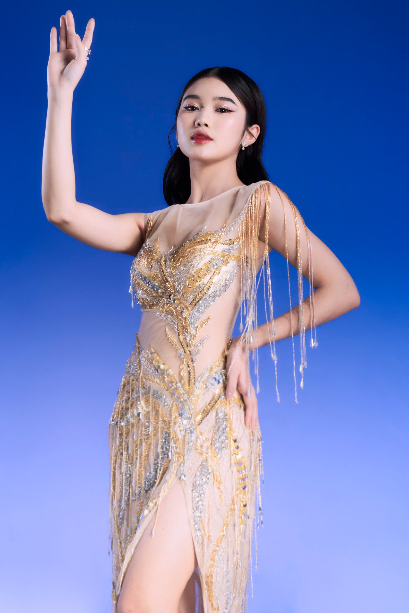 Ngoài việc học và tham gia hoạt động ngoại khóa, cô còn đi làm mẫu ảnh, diễn viên...