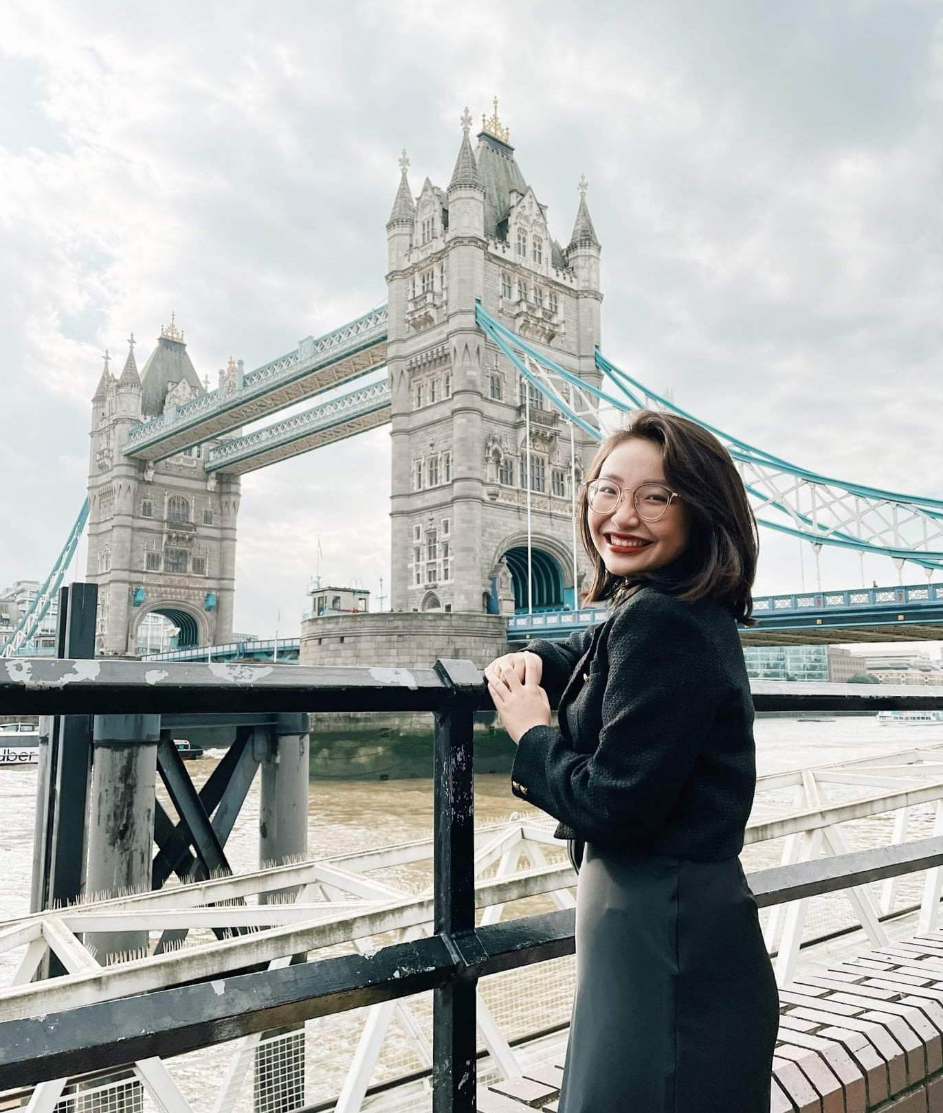 Với kinh nghiệm của mình, Quỳnh Anh cho rằng không nên dành quá nhiều thời gian luyện đề IELTS mà nên xây dựng thói quen nghe và đọc trước.