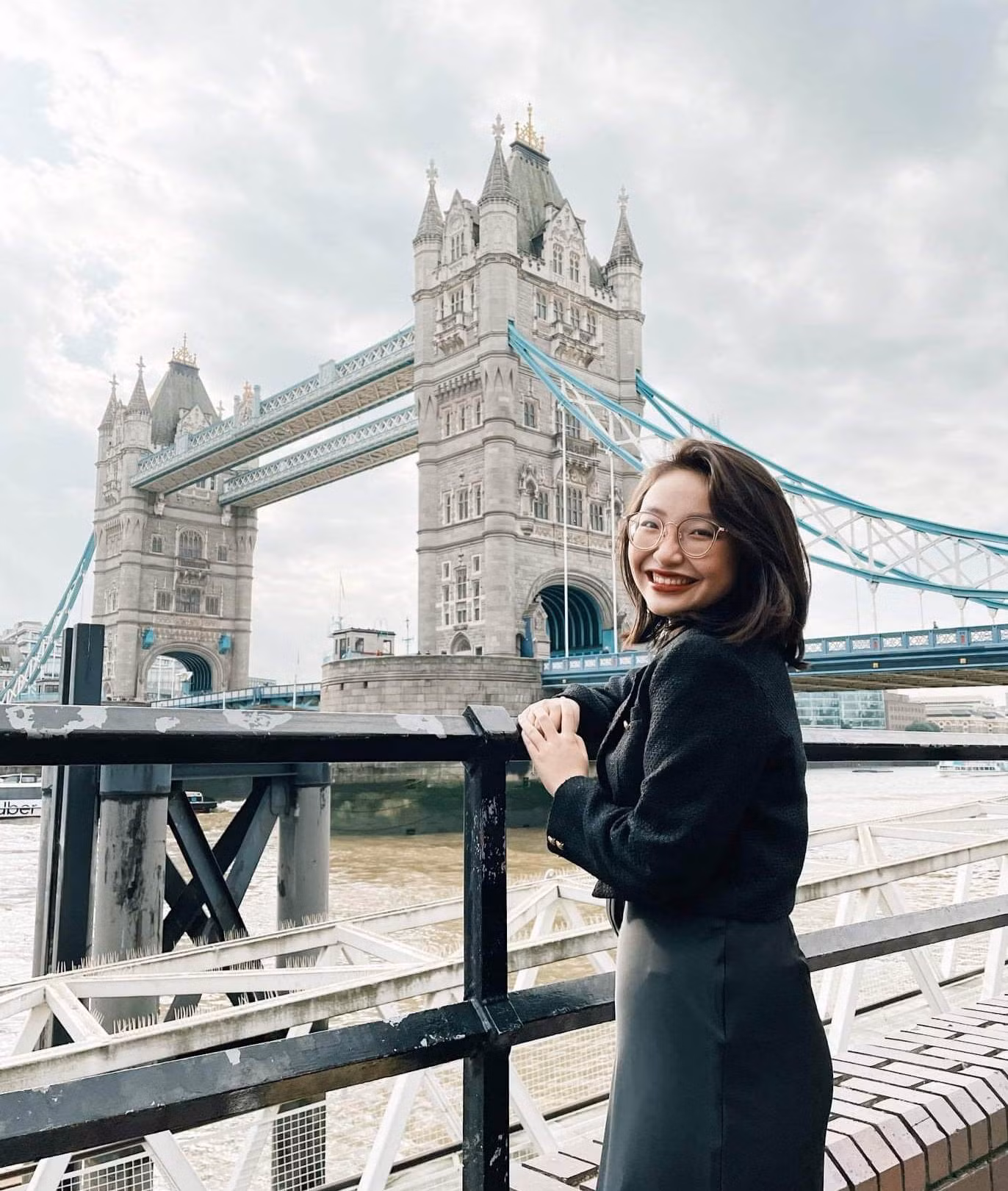 Với kinh nghiệm của mình, Quỳnh Anh cho rằng không nên dành quá nhiều thời gian luyện đề IELTS mà nên xây dựng thói quen nghe và đọc trước. Với kinh nghiệm của mình, Quỳnh Anh cho rằng không nên dành quá nhiều thời gian luyện đề IELTS mà nên xây dựng thói quen nghe và đọc trước.