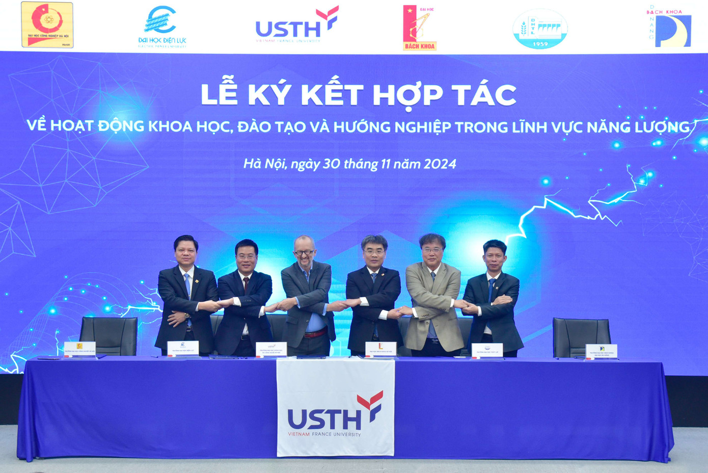 Lễ ký kết thỏa thuận hợp tác giữa 6 trường đại học lớn. Lễ ký kết thỏa thuận hợp tác giữa 6 trường đại học lớn.
