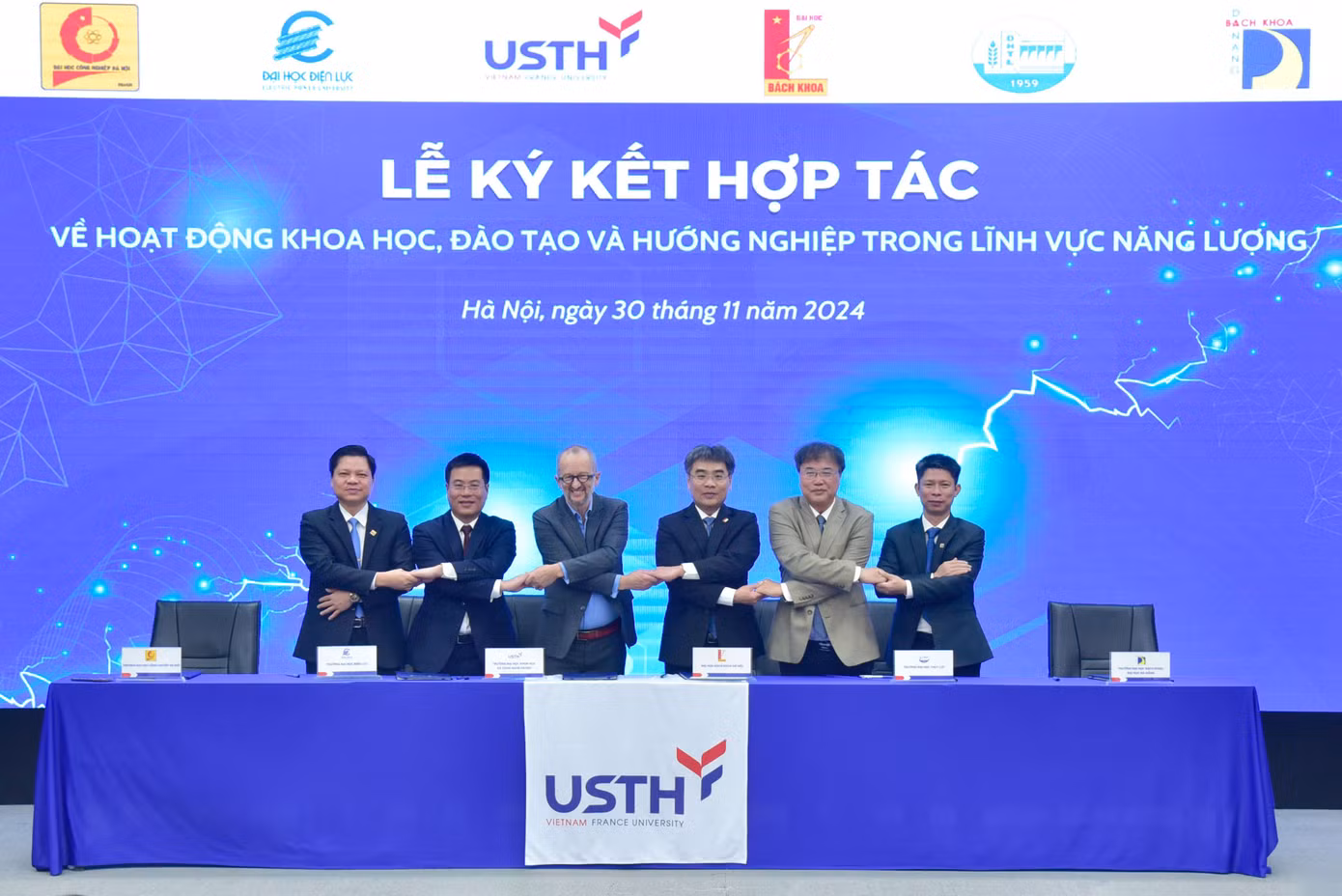 Lễ ký kết thỏa thuận hợp tác giữa 6 trường đại học lớn. Lễ ký kết thỏa thuận hợp tác giữa 6 trường đại học lớn.