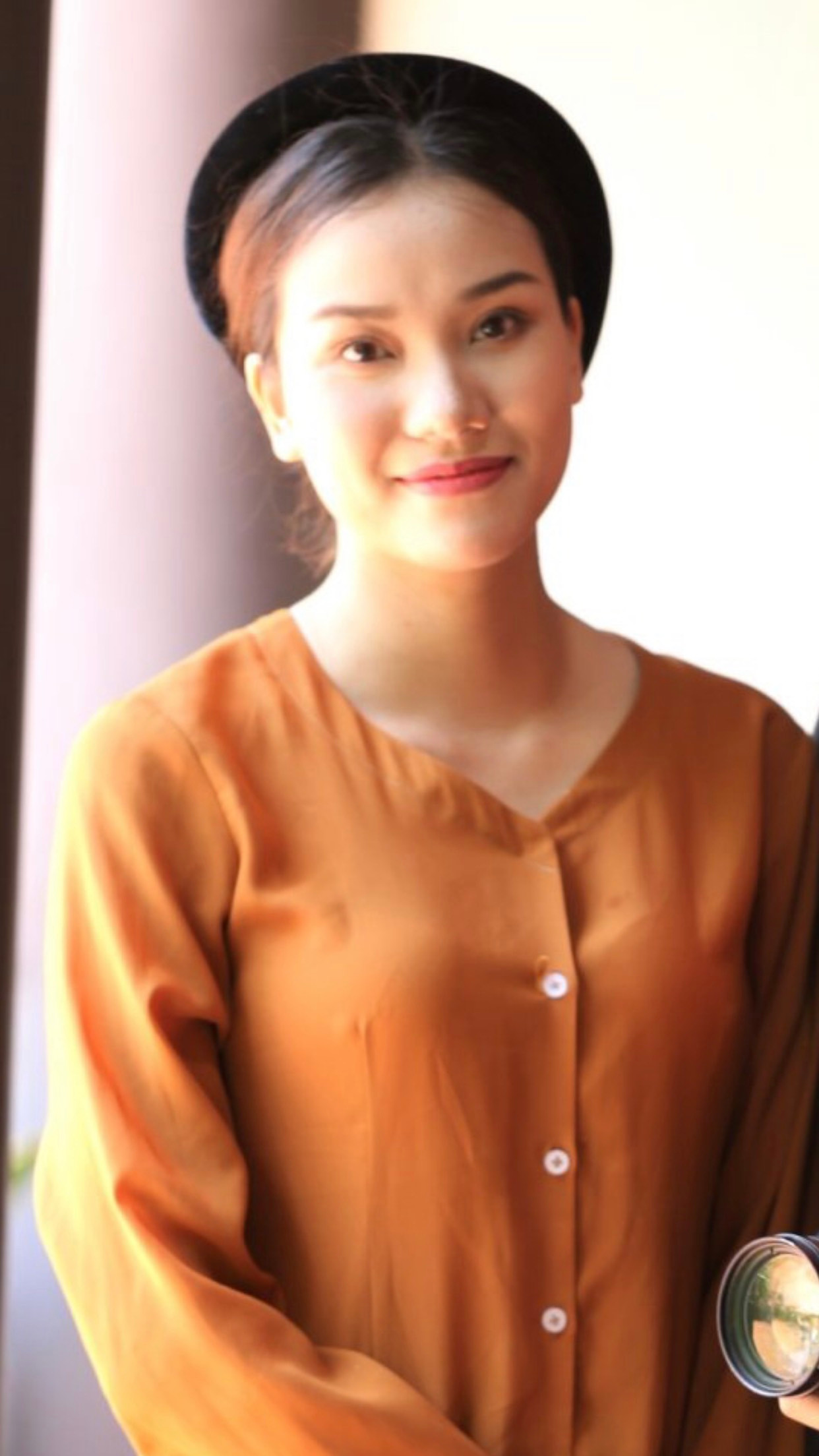 Vi Thường có khuôn mặt khá hiền nhưng bản thân cô không an phận, đóng khung trong một dạng vai nào mà luôn chịu khó hóa thân vào nhiều vai diễn.