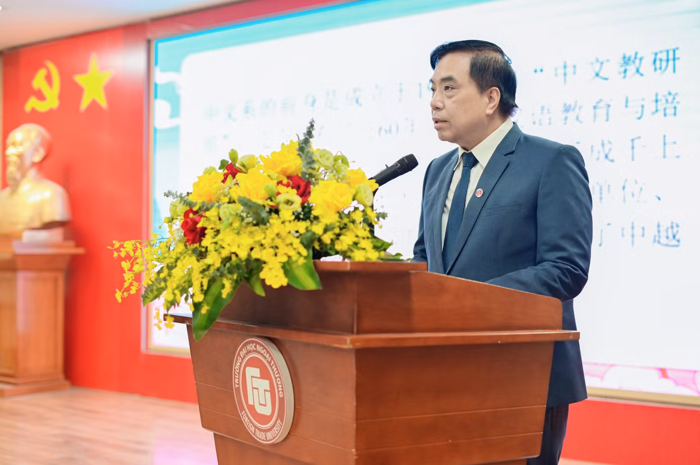 PGS, TS Bùi Anh Tuấn - Hiệu trưởng Trường Đại học Ngoại thương phát biểu khai mạc “Ngày hội quốc tế Tiếng Trung Quốc năm 2023”.