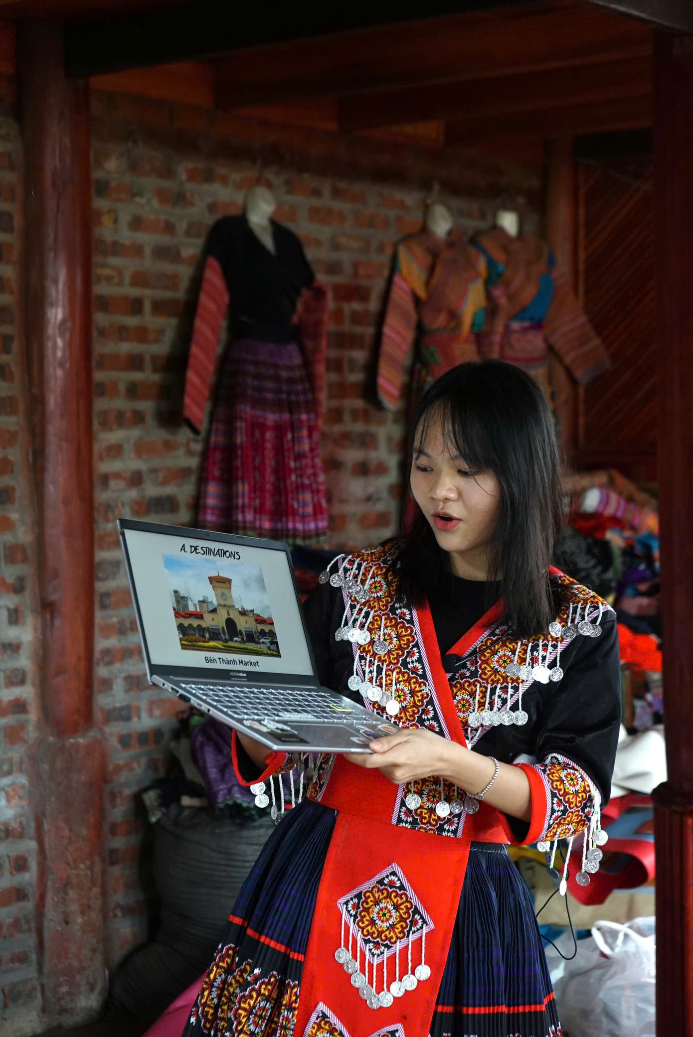 Tham gia giảng dạy tiếng Anh cho người dân tại bản Tả Van (SaPa) theo chương trình “International Collaborative Service Learning program in SaPa” do Trường Đại học Ngoại ngữ - ĐHQGHN và Trường Đại học Soochow Đài Loan tổ chức. Tham gia giảng dạy tiếng Anh cho người dân tại bản Tả Van (SaPa) theo chương trình “International Collaborative Service Learning program in SaPa” do Trường Đại học Ngoại ngữ - ĐHQGHN và Trường Đại học Soochow Đài Loan tổ chức.