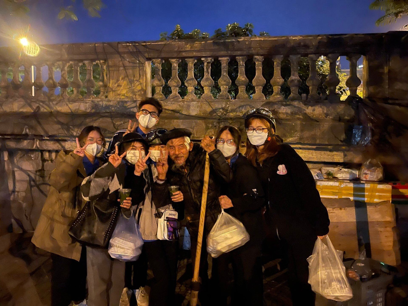 Phát cơm cho người vô gia cư tại Hà Nội. Phát cơm cho người vô gia cư tại Hà Nội.